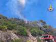 Monopoli, brucia la macchia mediterranea: chiusa la provinciale. Interviene un canadair – VIDEO
