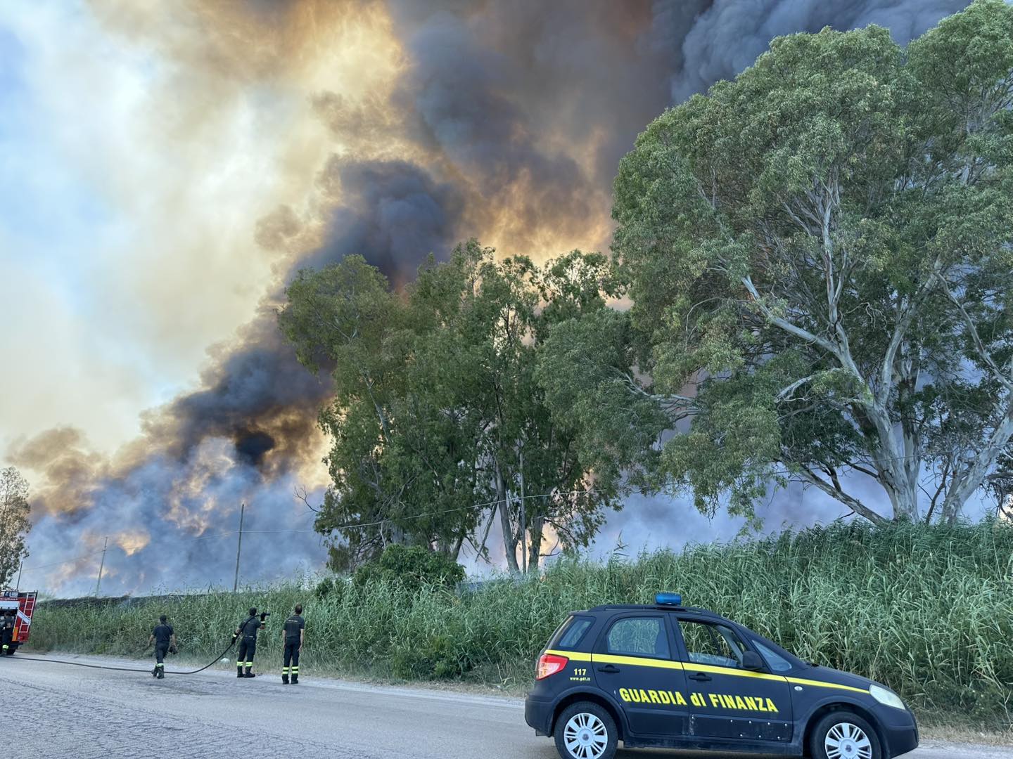 Galleria foto 'Manfredonia brucia, in fiamme l’oasi protetta di Lago Salso: «Il nostro territorio non può essere violentato così»' - foto 1