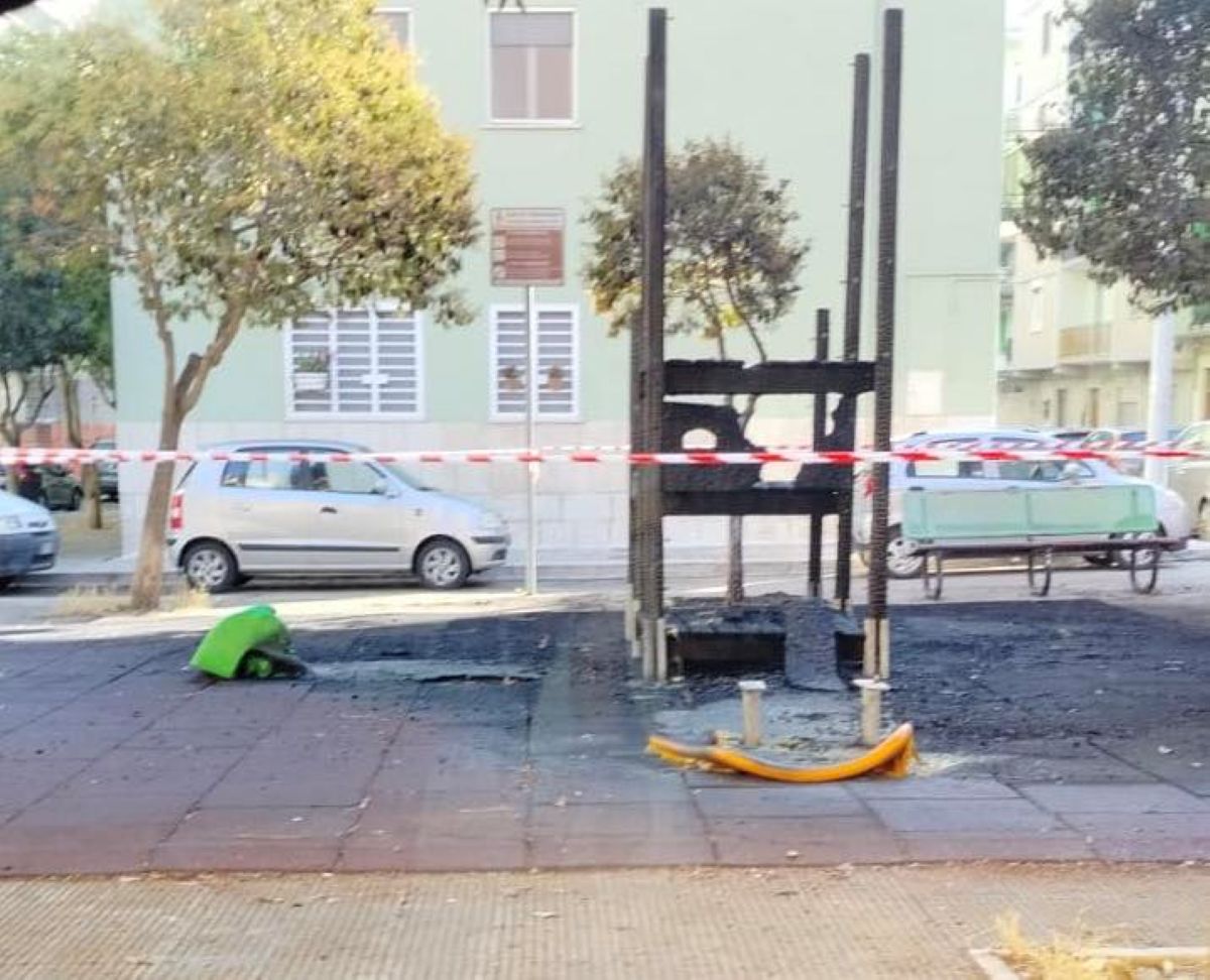 Galleria foto 'Giovinazzo, ragazzi appiccano il fuoco in un parco giochi: «Atto grave. I responsabili si facciano avanti» – VIDEO' - foto 1