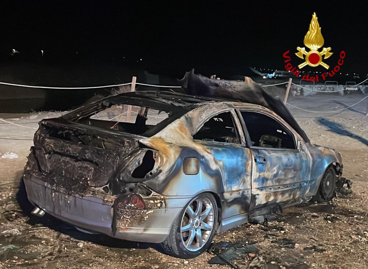 Galleria foto 'Notte di fuoco nel Salento, due veicoli distrutti in altrettanti incendi: indagini in corso' - foto 1