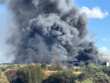 Grosso incendio alla zona industriale di Bari: il fumo nero invade le statali. In fiamme due capannoni – VIDEO