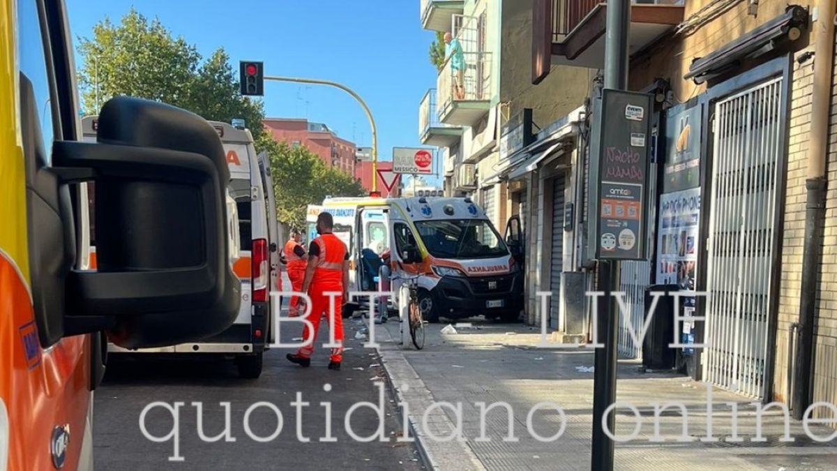 Galleria foto 'Bari, ambulanza contro suv in via Giulio Petroni: feriti tre membri dell’equipaggio' - foto 1