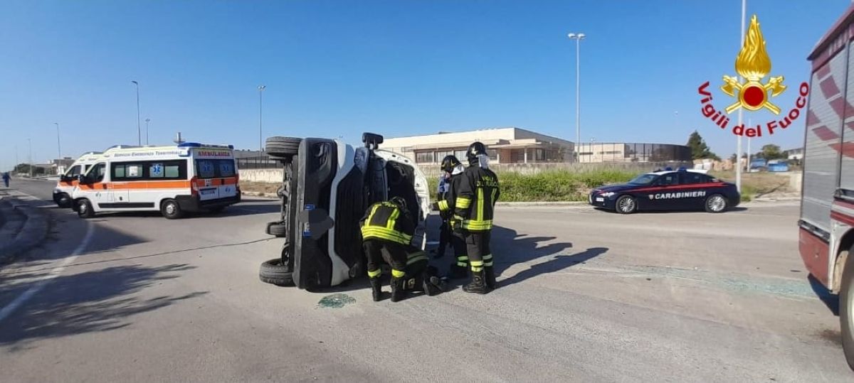 Galleria foto 'Incidente a Brindisi, si scontrano un furgone e un camion: due feriti. Intervengono i vigili del fuoco' - foto 1