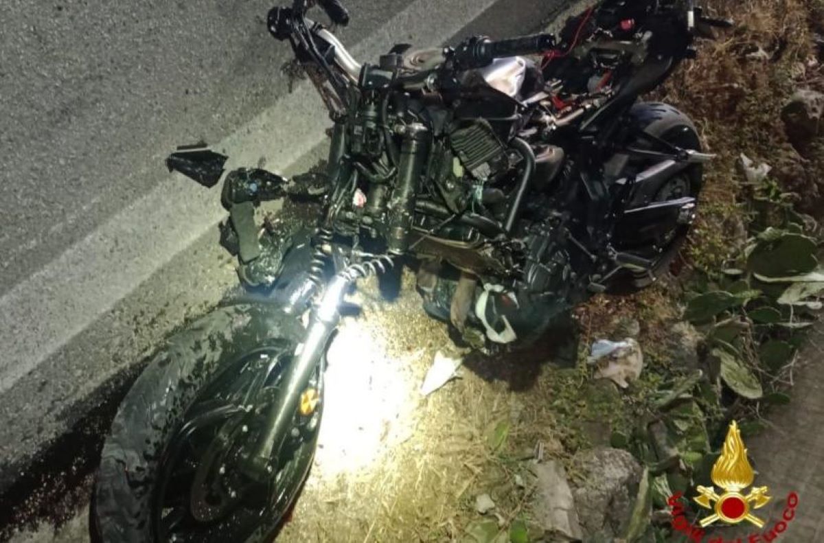 Galleria foto 'Incidente mortale nel Barese, schianto tra moto e auto: perde la vita un 20enne' - foto 1