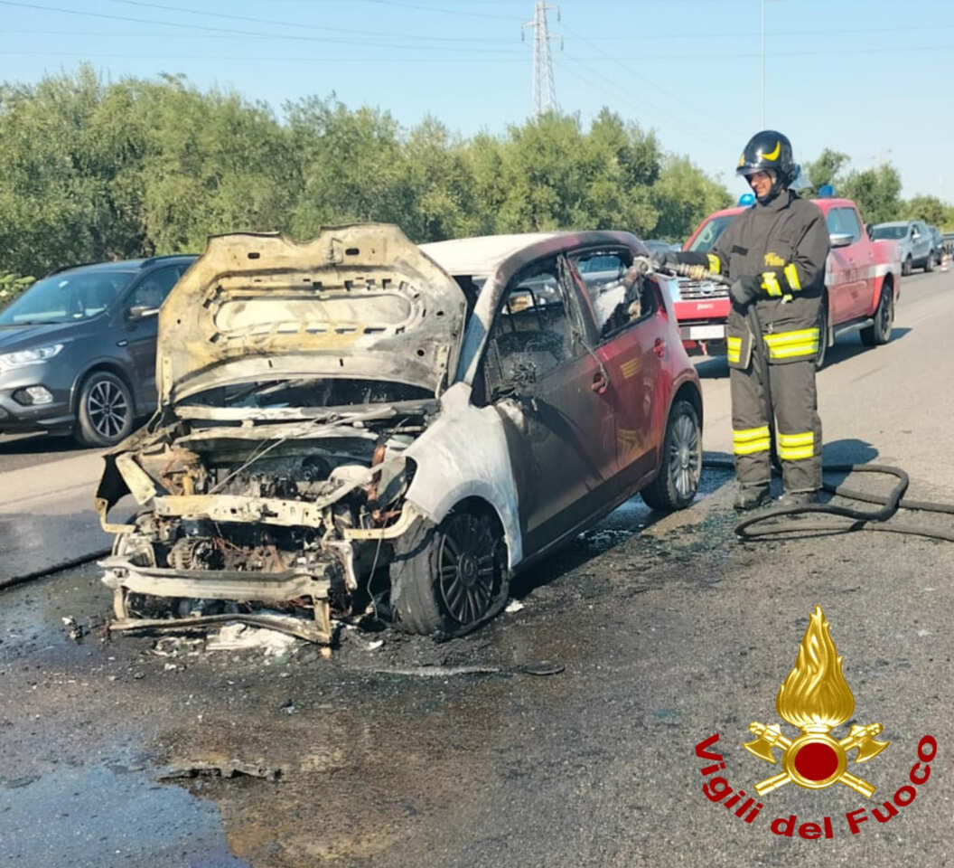 Giovinazzo, paura sulla Ss 16 bis: tre auto si scontrano e scoppia l’incendio, due feriti