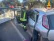 Incidente nel Brindisino: due auto si scontrano e abbattono un semaforo, tre feriti – FOTO