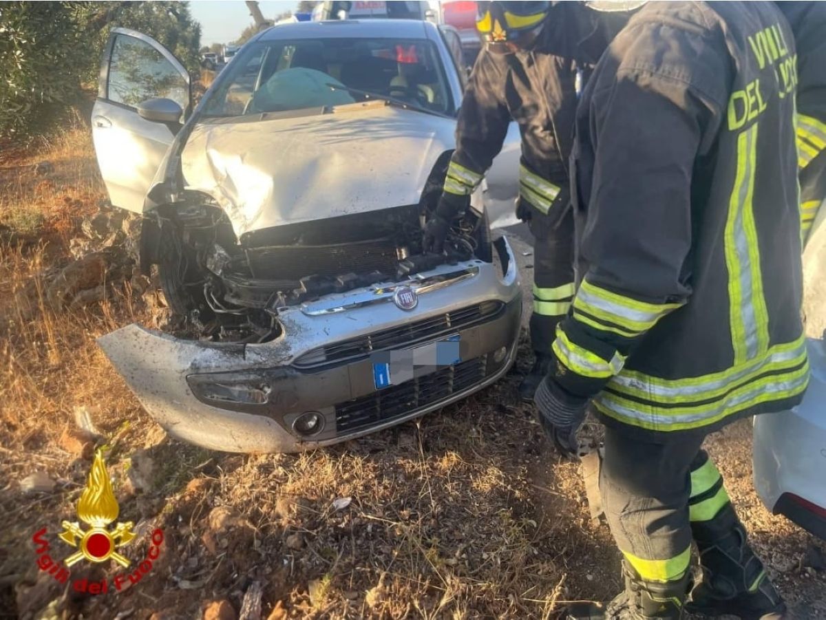 Galleria foto 'Incidente nel Brindisino: due auto si scontrano e abbattono un semaforo, tre feriti – FOTO' - foto 1