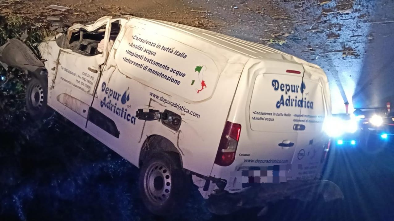 Incidente sulla statale 16 ter nel Foggiano, scontro tra furgone e moto: muore un 65enne
