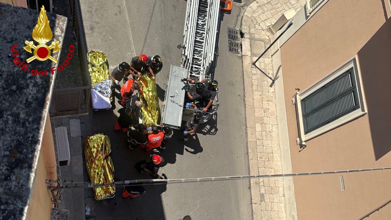 Monteroni di Lecce, crolla il solaio in un cantiere edile: tre operai incastrati sotto le macerie Monteroni di Lecce, crolla il solaio in un cantiere edile: tre operai incastrati sotto le macerie
