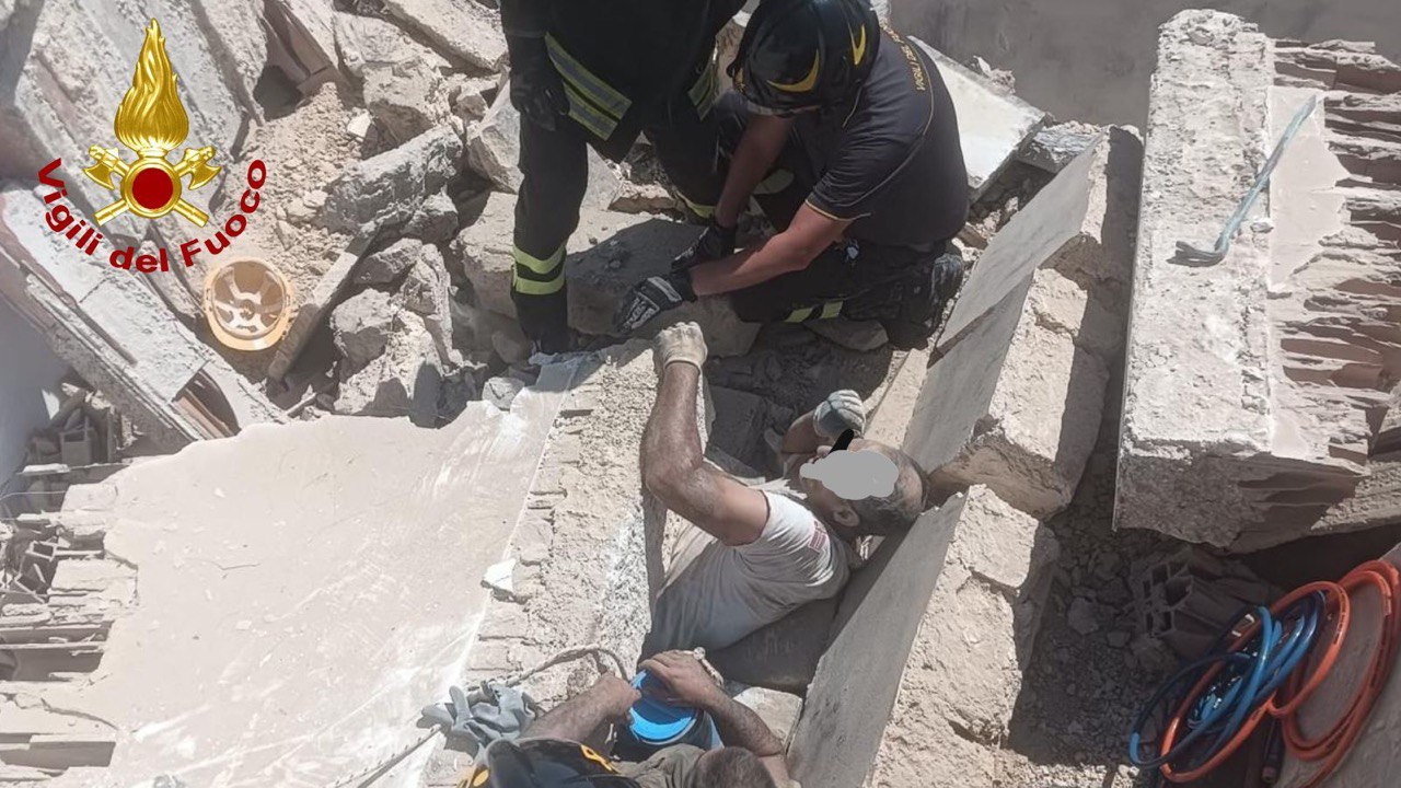 Monteroni di Lecce, crolla il solaio in un cantiere edile: tre operai incastrati sotto le macerie Monteroni di Lecce, crolla il solaio in un cantiere edile: tre operai incastrati sotto le macerie