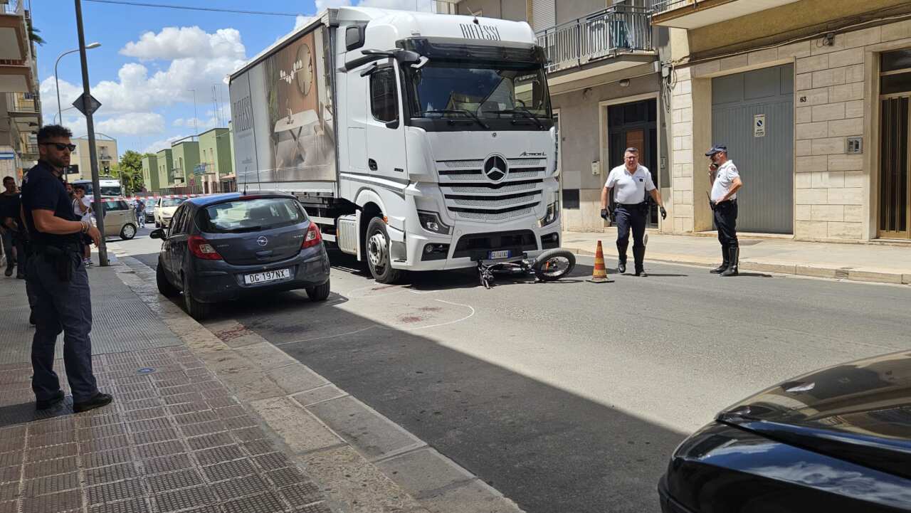 Andria, investito da un camion mentre è in sella a una bici elettrica: 65enne in codice rosso