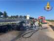 Auto in fiamme sulla Ss 7 nel Brindisino, Jaguar prende fuoco in movimento a Restinco: nessun ferito