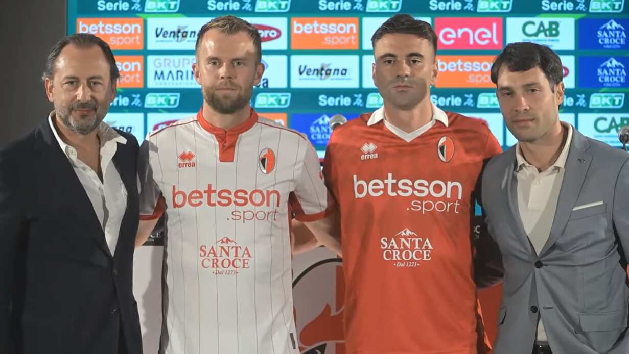 Galleria foto 'Bari, svelate le maglie “casa” e “trasferta” per la stagione 25/26: presentate con Gytkjaer e Moncini' - foto 2
