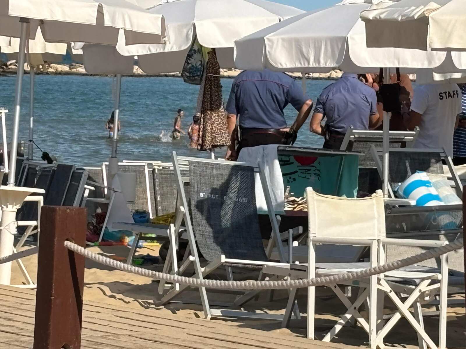 Galleria foto 'Tragedia a Trani, accusa un malore mentre fa il bagno in mare: muore una donna di 69 anni' - foto 1