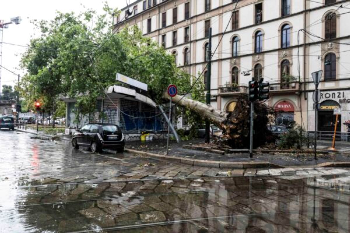 Galleria foto 'Maltempo, un morto nel Milanese: allerta in 12 regioni tra rovesci al Nord, caldo e incendi al Sud' - foto 1