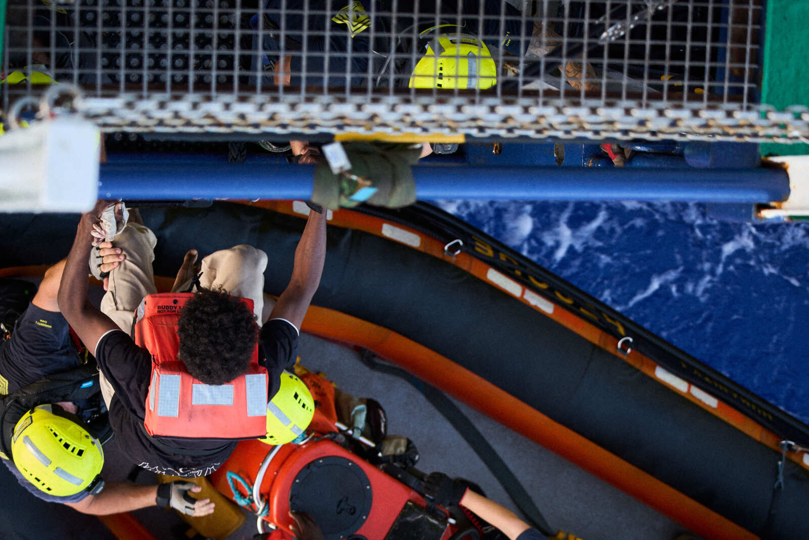 Barca con migranti si rovescia a largo delle coste di Tripoli: 32 sopravvissuti, 80 dispersi Barca con migranti si rovescia a largo delle coste di Tripoli: 32 sopravvissuti, 80 dispersi
