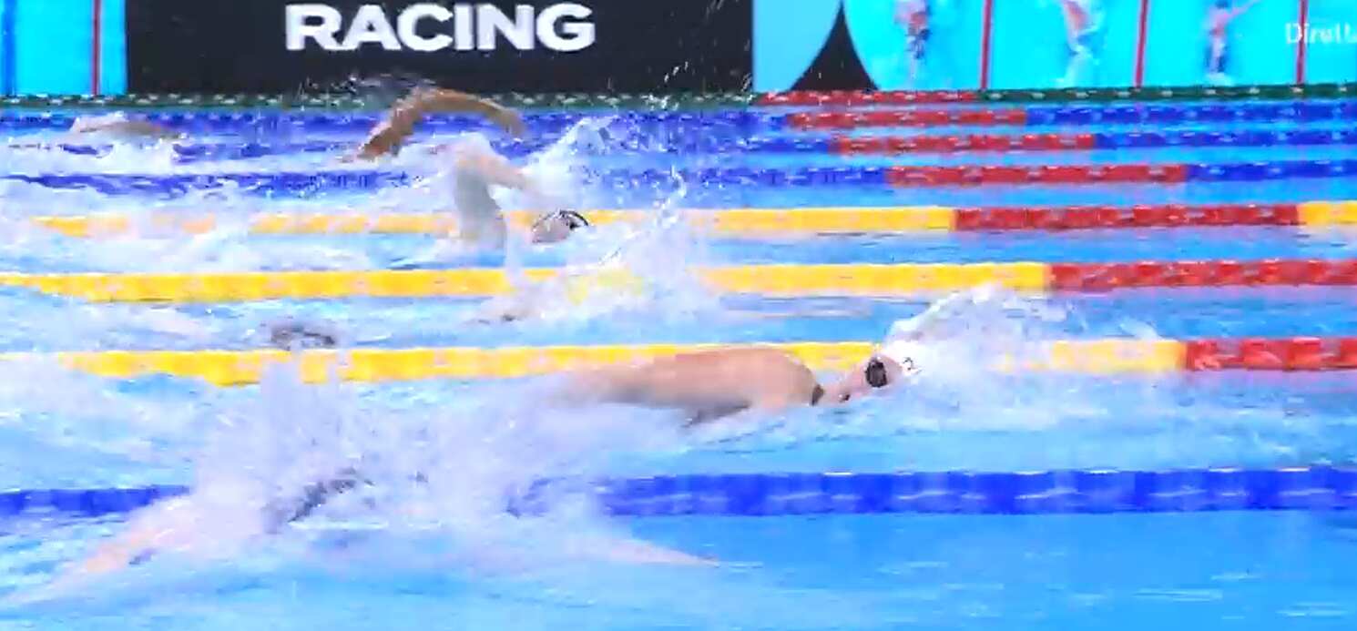 Galleria foto 'Nuoto, Quadarella e Ceccon d’argento ai Mondiali: record europeo nei 1500, sfuma l’oro nei 100 dorso' - foto 1