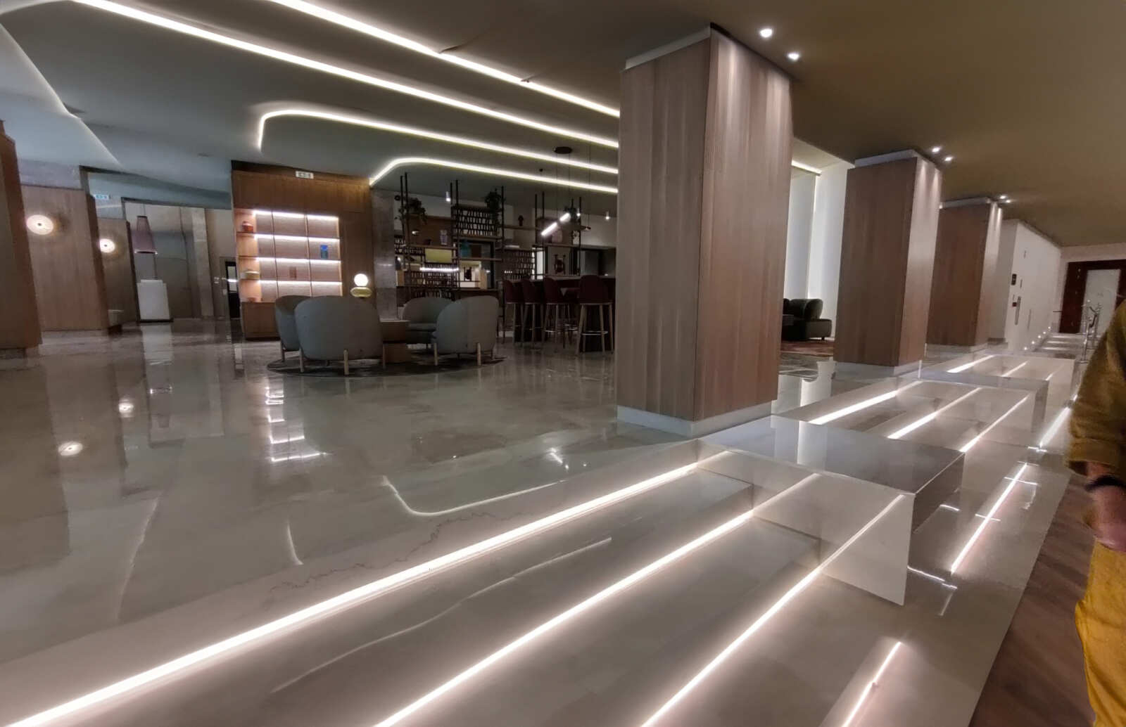 Galleria foto 'Bari, si chiude il capitolo del Palace Hotel: comincia l’era del Mövenpick' - foto 1