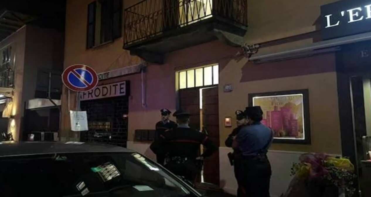 Galleria foto 'Luino, uccide il padre con una coltellata al culmine di una lite: fermato 25enne adottivo' - foto 1