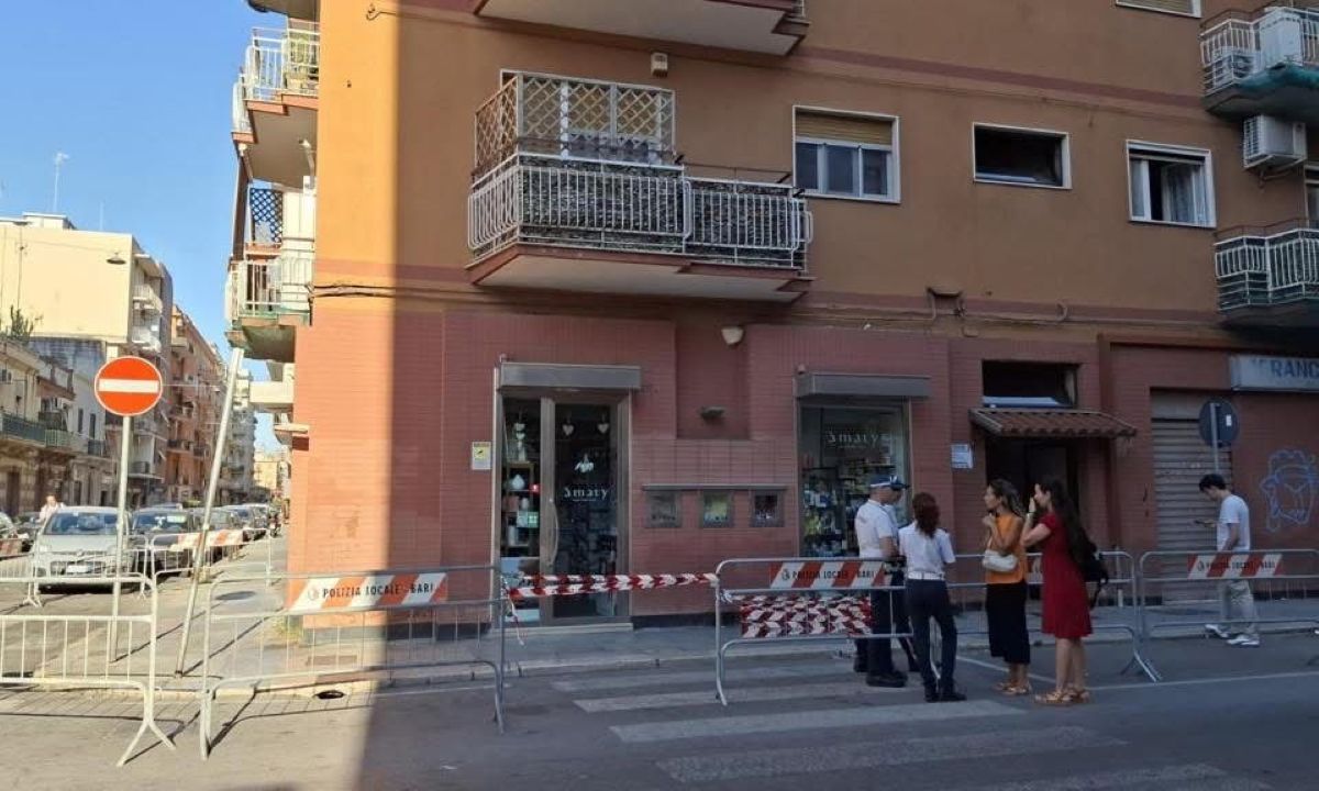 Bari, palazzina a rischio crollo in via Giulio Petroni: è inagibile. Il sindaco ordina l’evacuazione Bari, palazzina a rischio crollo in via Giulio Petroni: è inagibile. Il sindaco ordina l’evacuazione