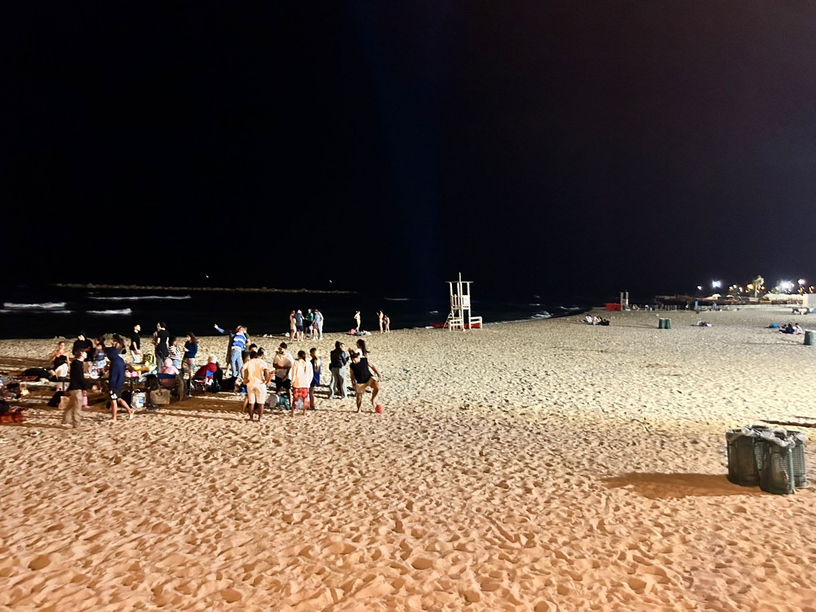 Galleria foto 'Bari, rafforzata l’illuminazione a Pane e Pomodoro: «Più sicurezza nella spiaggia più frequentata della città» – FOTO' - foto 3