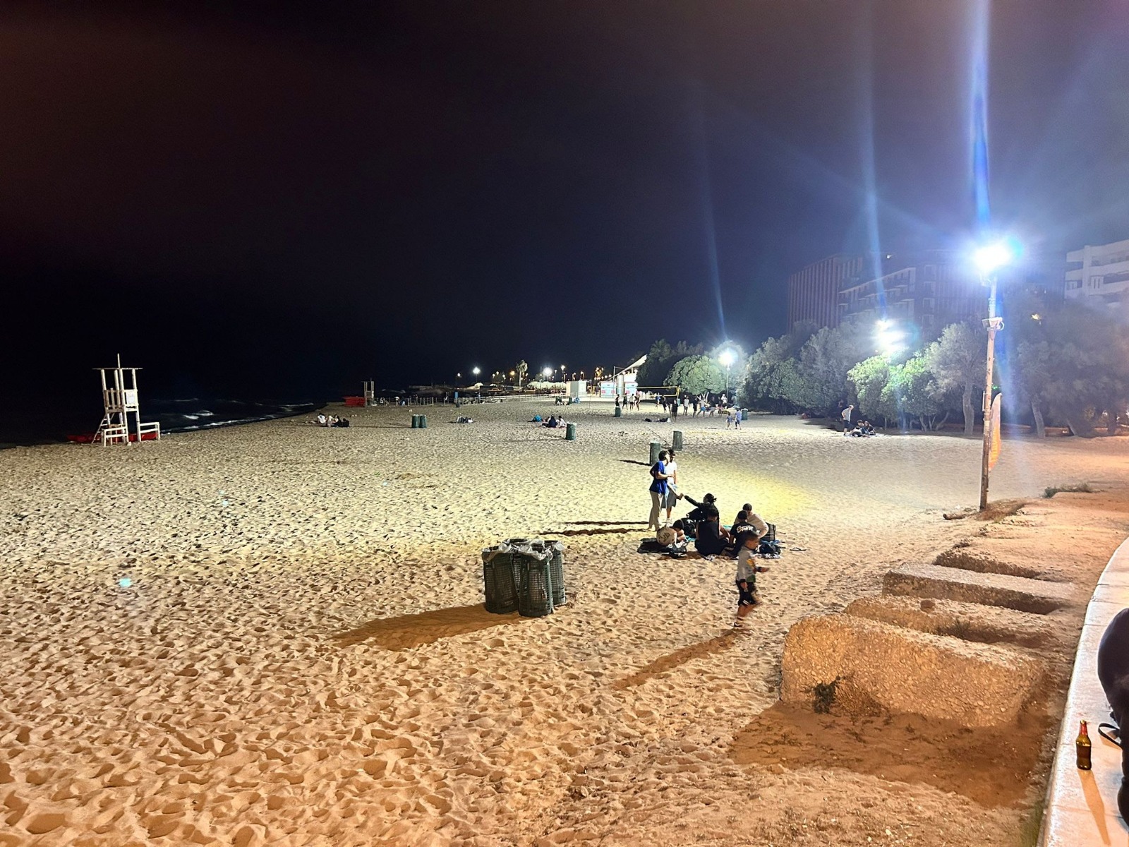Galleria foto 'Bari, rafforzata l’illuminazione a Pane e Pomodoro: «Più sicurezza nella spiaggia più frequentata della città» – FOTO' - foto 1