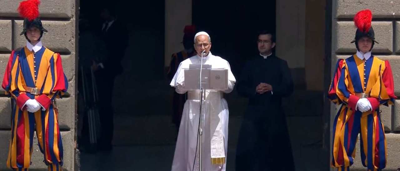 Castel Gandolfo, Papa Leone XIV: «Servire la vita è la via per l’eternità». Folla in festa all’Angelus