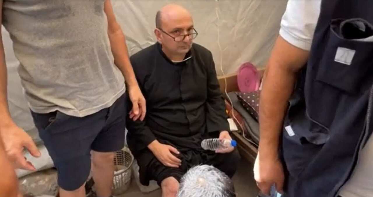 Galleria foto 'Raid su chiesa a Gaza, due vittime e un ferito. Crosetto: «Strage di innocenti, basta guerra»' - foto 1