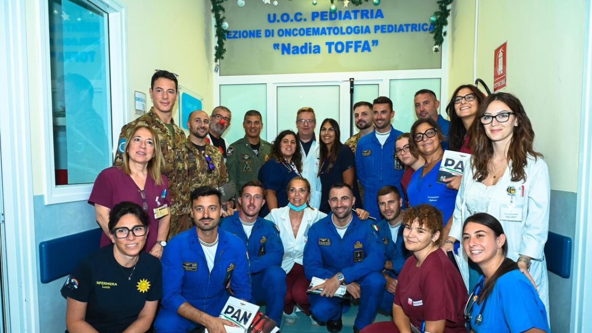 Galleria foto 'Taranto, i piloti delle Frecce Tricolori in visita ai piccoli pazienti del Santissima Annunziata' - foto 1