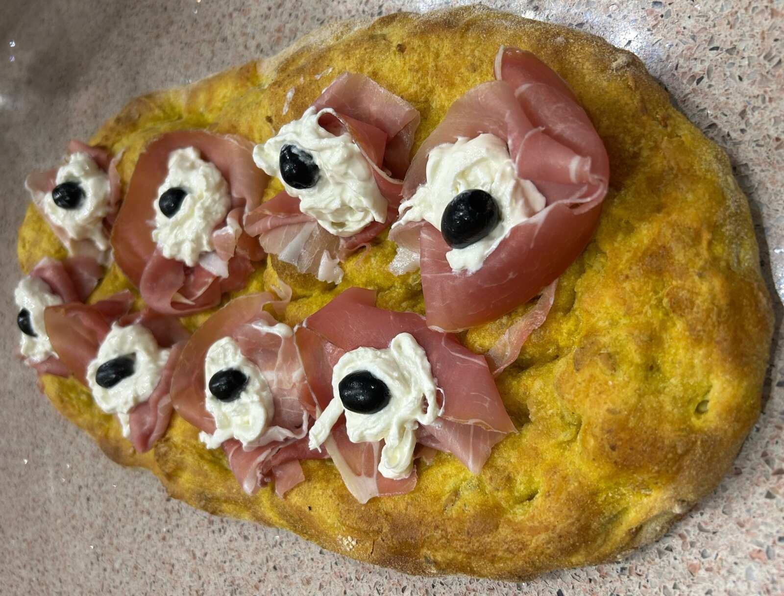 Galleria foto 'Pizza in pala con impasto alla curcuma. Il gusto fa l’occhiolino alla salute' - foto 1