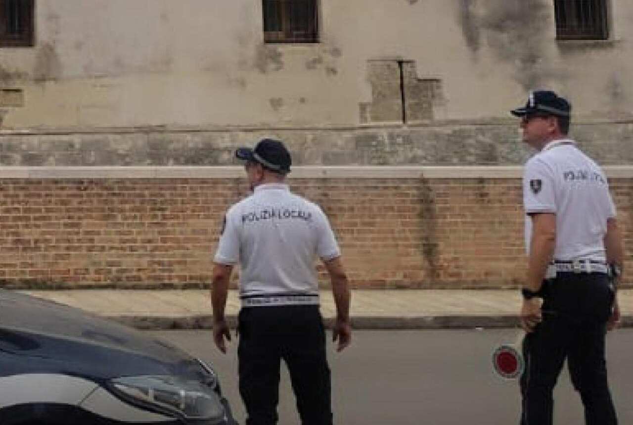 Galleria foto 'Torremaggiore, armato di cacciavite aggredisce un passante e i vigili: arrestato un uomo' - foto 1
