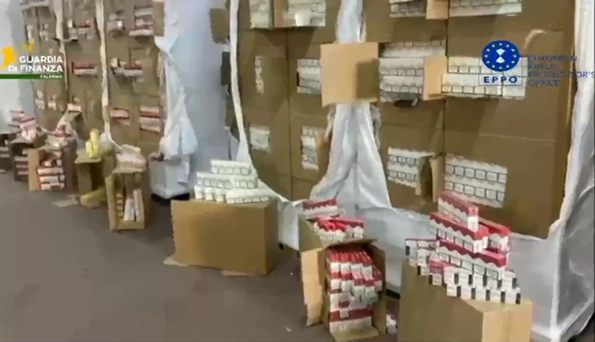 Galleria foto 'In Puglia la centrale di produzione di sigarette di contrabbando: sequestrati due stabilimenti, dieci denunce – VIDEO' - foto 1