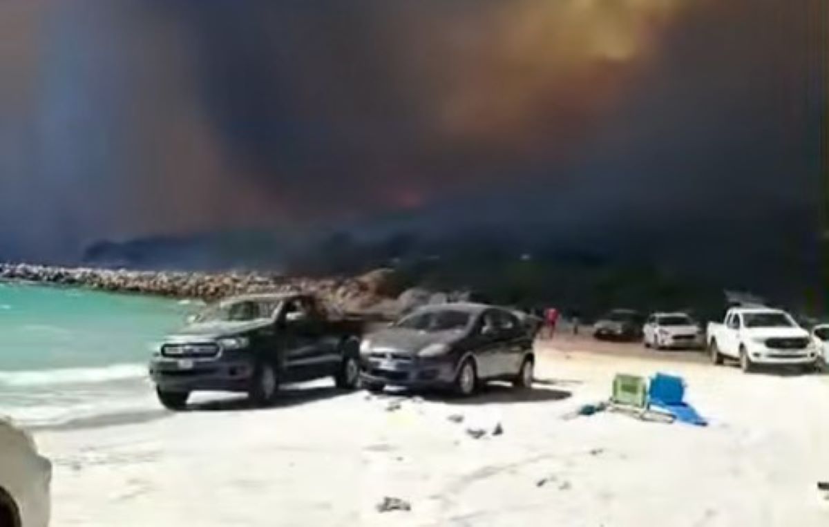 Galleria foto 'Cagliari, incendio distrugge Punta Molentis: bagnanti in fuga' - foto 1