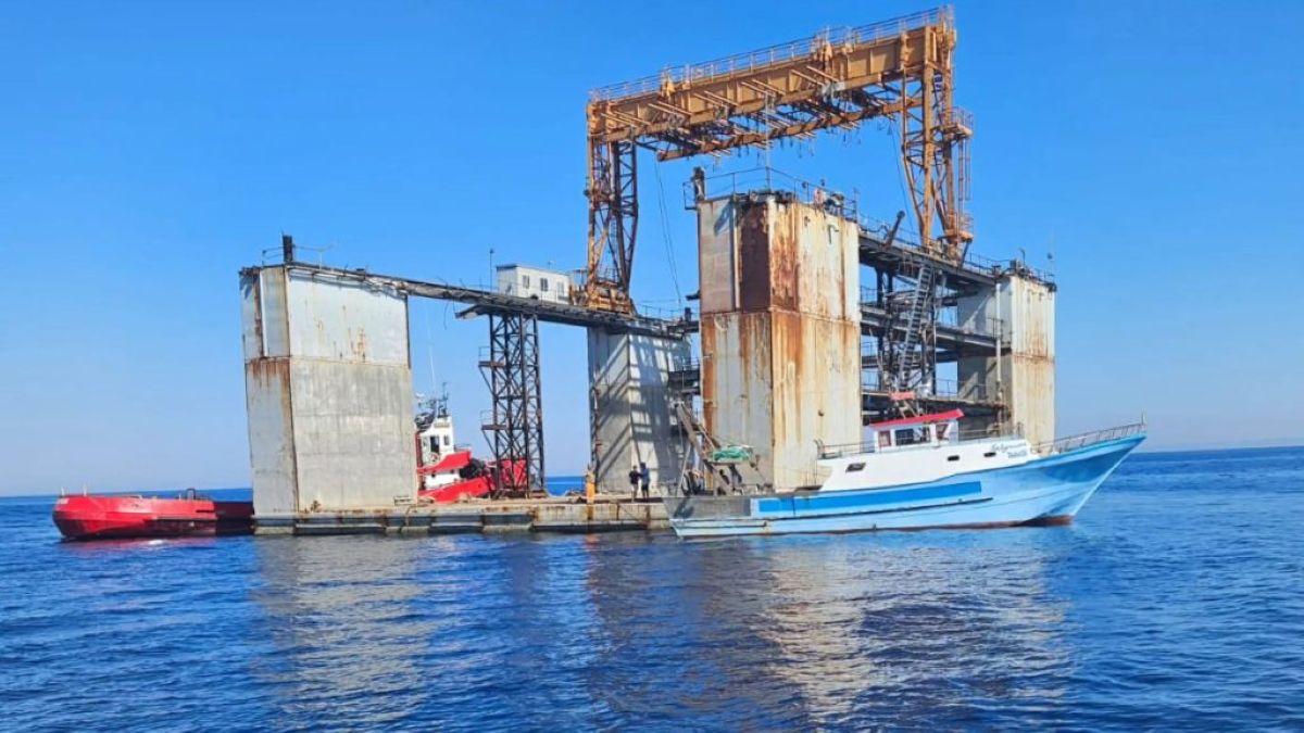 Taranto, peschereccio senza comandante sfiora la collisione con un rimorchiatore nel Mar Grande Taranto, peschereccio senza comandante sfiora la collisione con un rimorchiatore nel Mar Grande