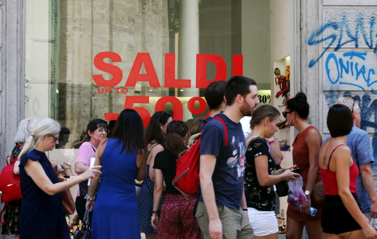 Saldi, caccia all’affare: molti acquisti già pianificati. L’appello: «Sosteniamo il commercio locale» Saldi, caccia all’affare: molti acquisti già pianificati. L’appello: «Sosteniamo il commercio locale»