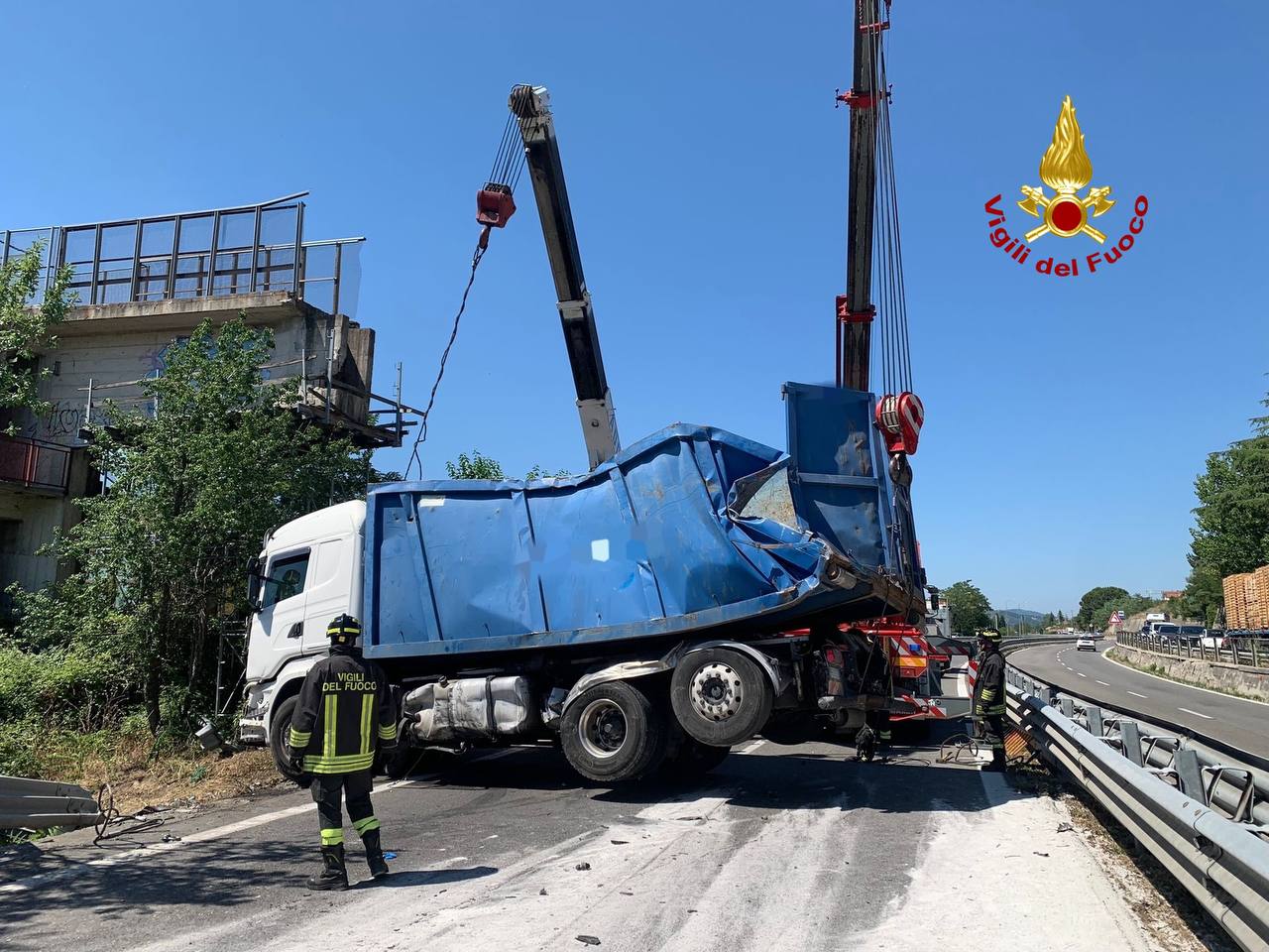 Galleria foto 'Scontro tra due camion sulla strada statale 7 in direzione Metaponto: feriti i conducenti' - foto 1