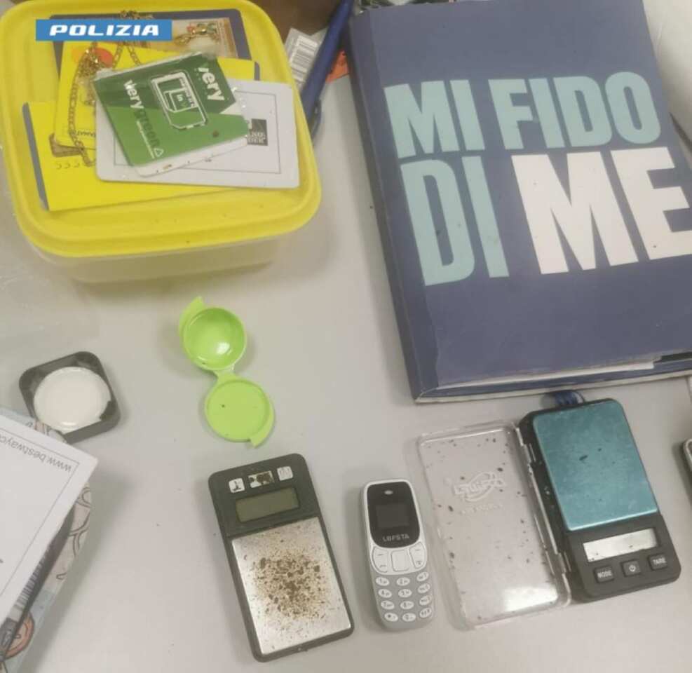 Lecce, blitz della polizia nel quartiere 167: arrestato un 59enne. Aveva 1,3 chili di droga e armi