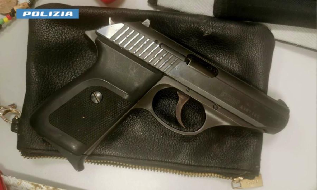 Lecce, blitz della polizia nel quartiere 167: arrestato un 59enne. Aveva 1,3 chili di droga e armi