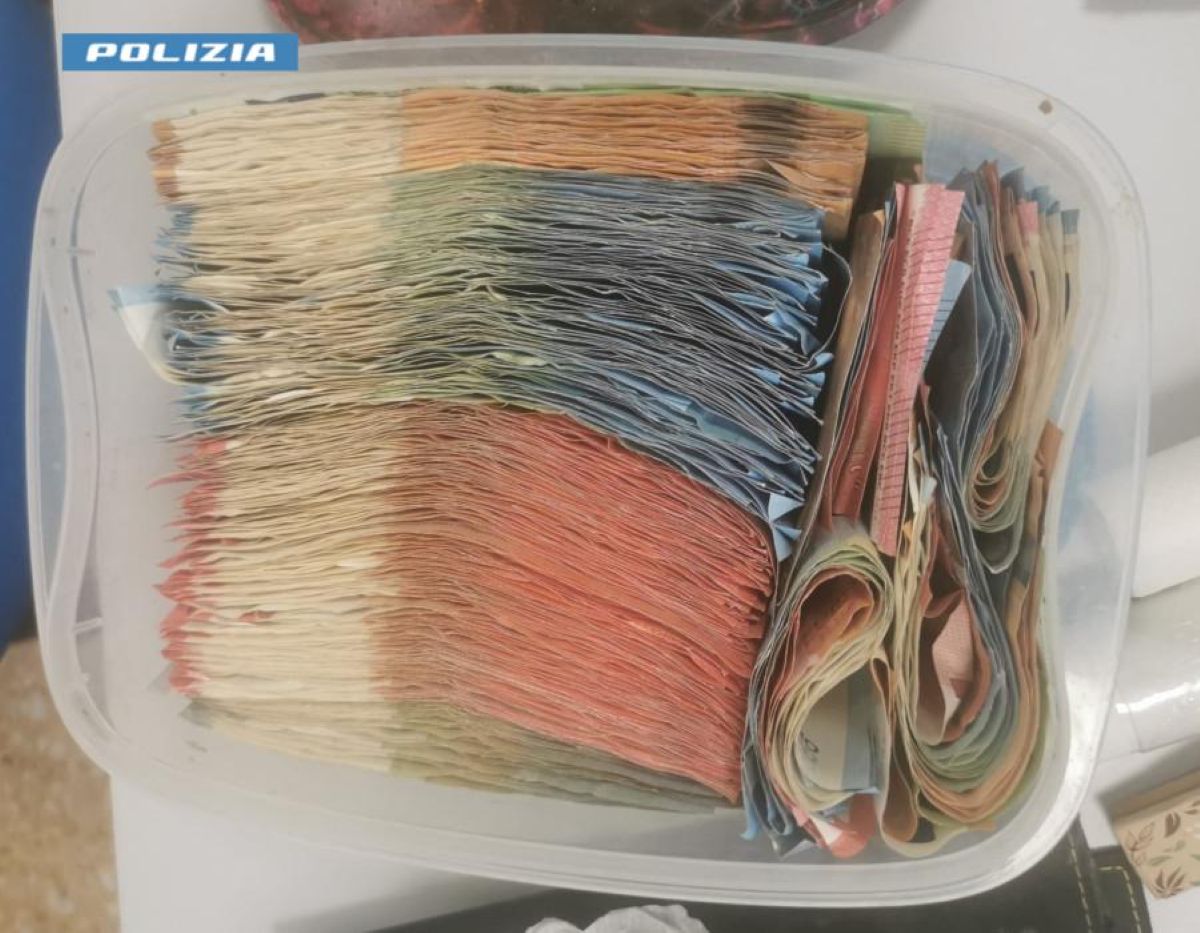 Lecce, blitz della polizia nel quartiere 167: arrestato un 59enne. Aveva 1,3 chili di droga e armi