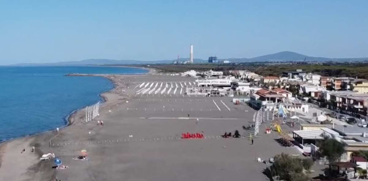 Montalto di Castro, 17enne muore sepolto dalla sabbia: scavava una buca in spiaggia Montalto di Castro, 17enne muore sepolto dalla sabbia: scavava una buca in spiaggia