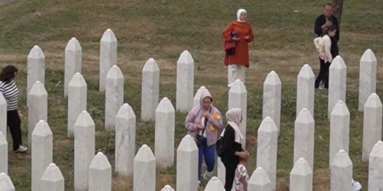 Galleria foto 'Srebrenica, 30 anni dal genocidio: migliaia in Bosnia per ricordare e chiedere giustizia' - foto 4