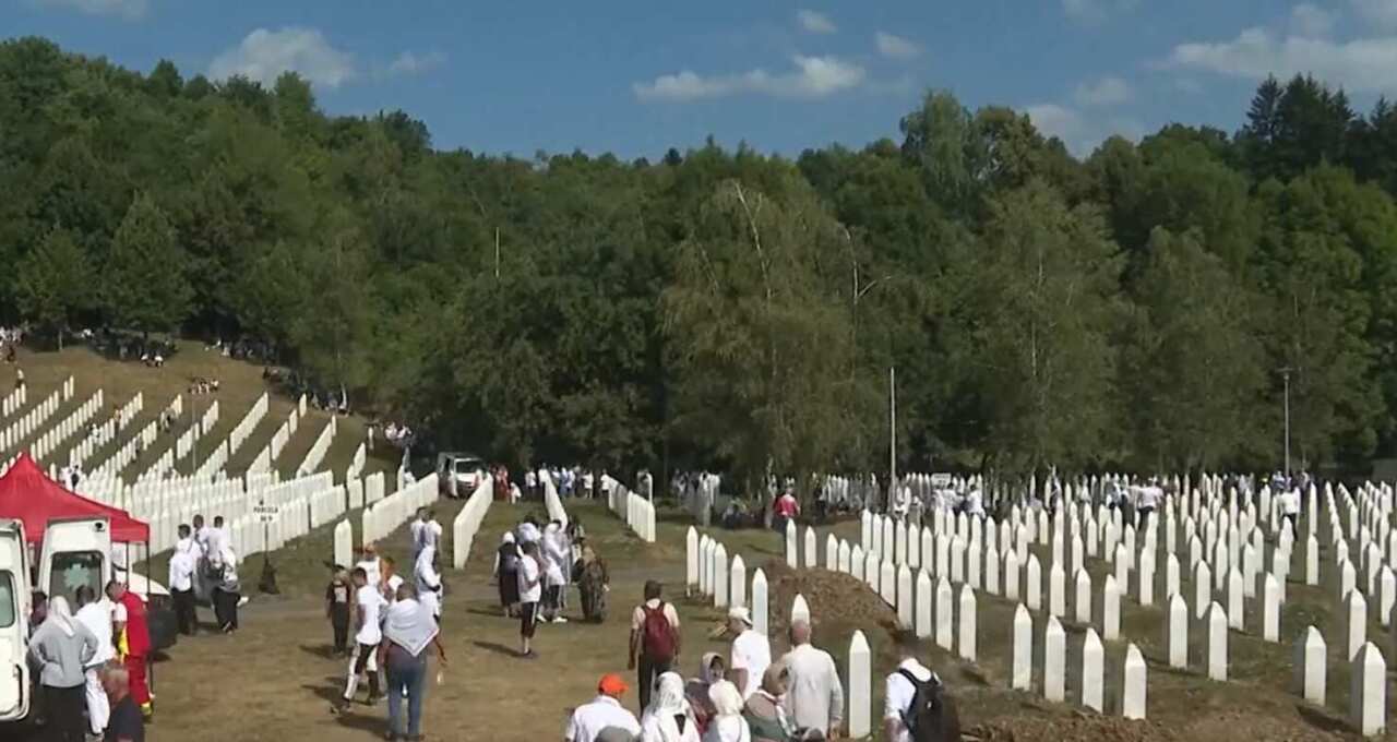 Galleria foto 'Srebrenica, 30 anni dal genocidio: migliaia in Bosnia per ricordare e chiedere giustizia' - foto 6