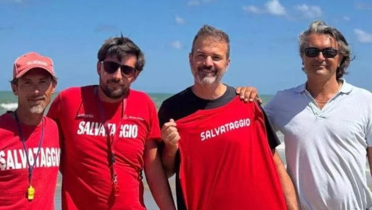 Galleria foto 'Due giovani turiste rischiano di annegare tra Peschici e Vieste: salvate da Andrea Stramaccioni' - foto 1