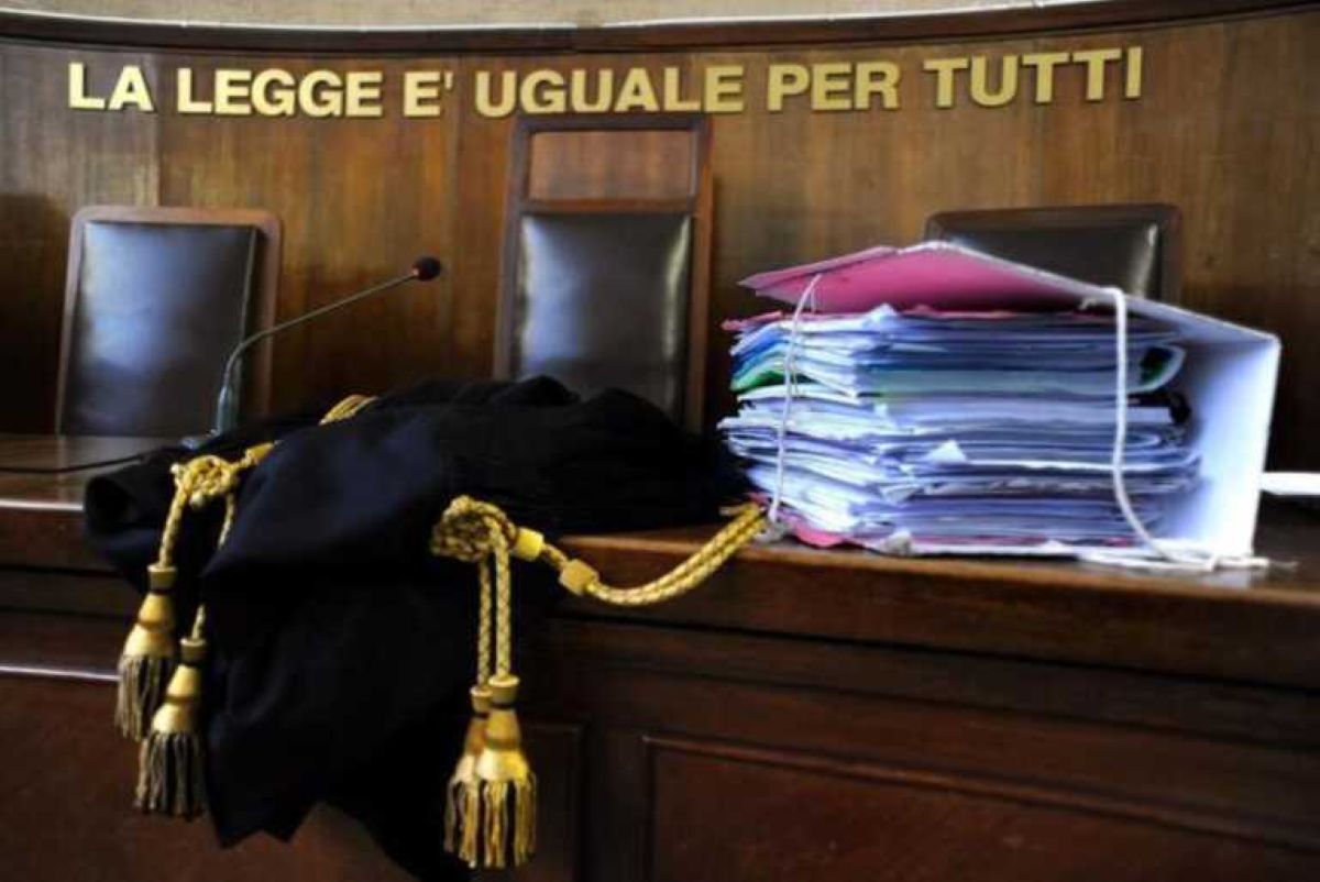Incendi, riciclaggio e frode: in 7 a processo a Bari. Tra loro un carabiniere indagato anche in un’altra inchiesta per estorsione Incendi, riciclaggio e frode: in 7 a processo a Bari. Tra loro un carabiniere indagato anche in un’altra inchiesta per estorsione