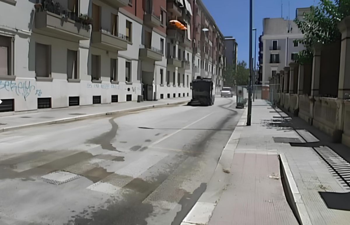 Bari, a quattro mesi dal crollo riapre via De Amicis: rimosse tutte le macerie Bari, a quattro mesi dal crollo riapre via De Amicis: rimosse tutte le macerie