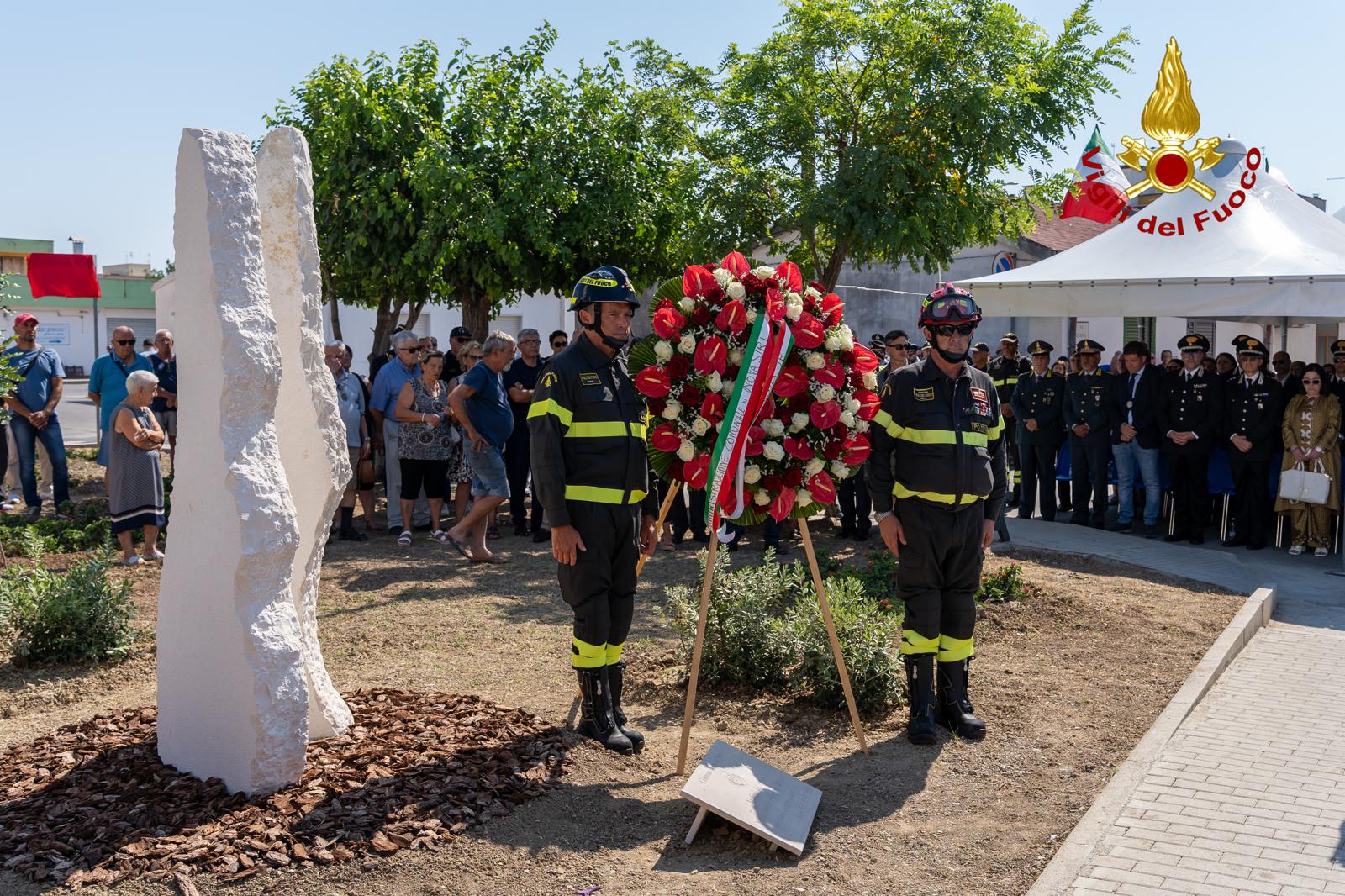Galleria foto 'Policoro, i vigili del fuoco ricordano a Nicola Lasalata e Giuseppe Martino: «Simbolo di sacrificio e dedizione» – FOTO' - foto 10