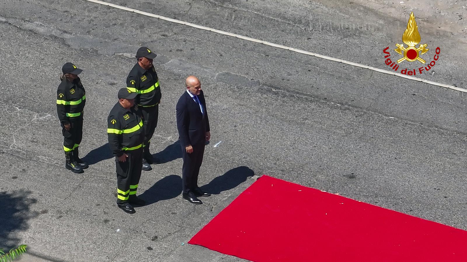 Galleria foto 'Policoro, i vigili del fuoco ricordano a Nicola Lasalata e Giuseppe Martino: «Simbolo di sacrificio e dedizione» – FOTO' - foto 11