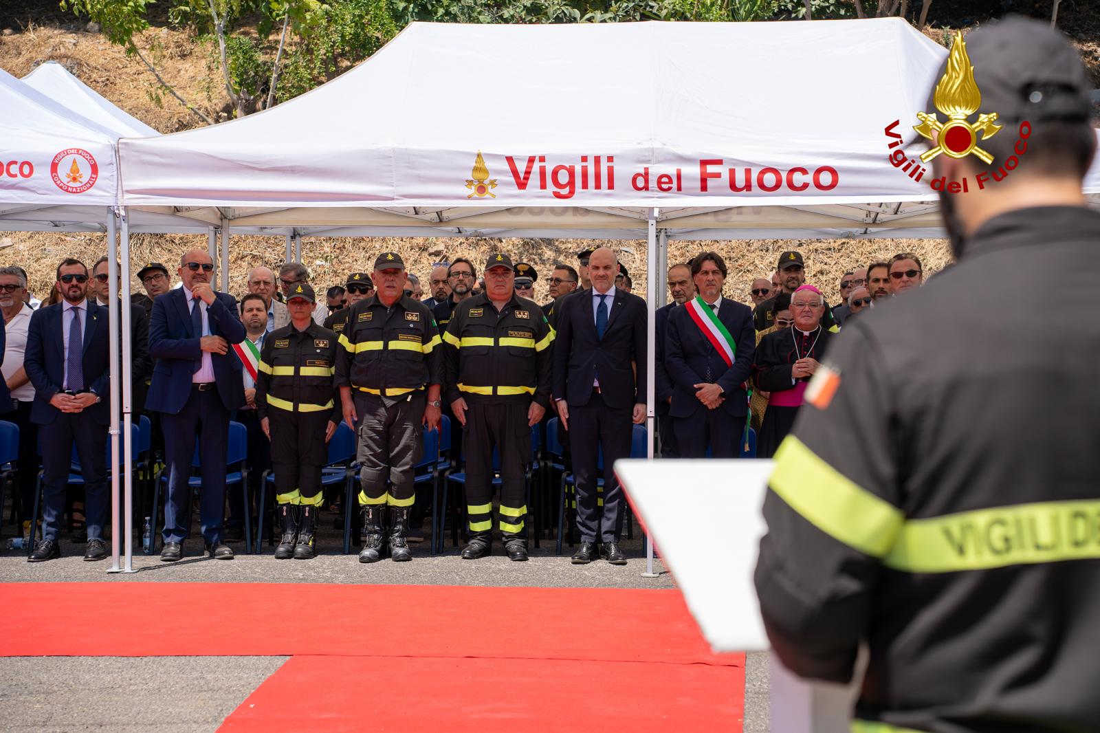 Galleria foto 'Policoro, i vigili del fuoco ricordano a Nicola Lasalata e Giuseppe Martino: «Simbolo di sacrificio e dedizione» – FOTO' - foto 4