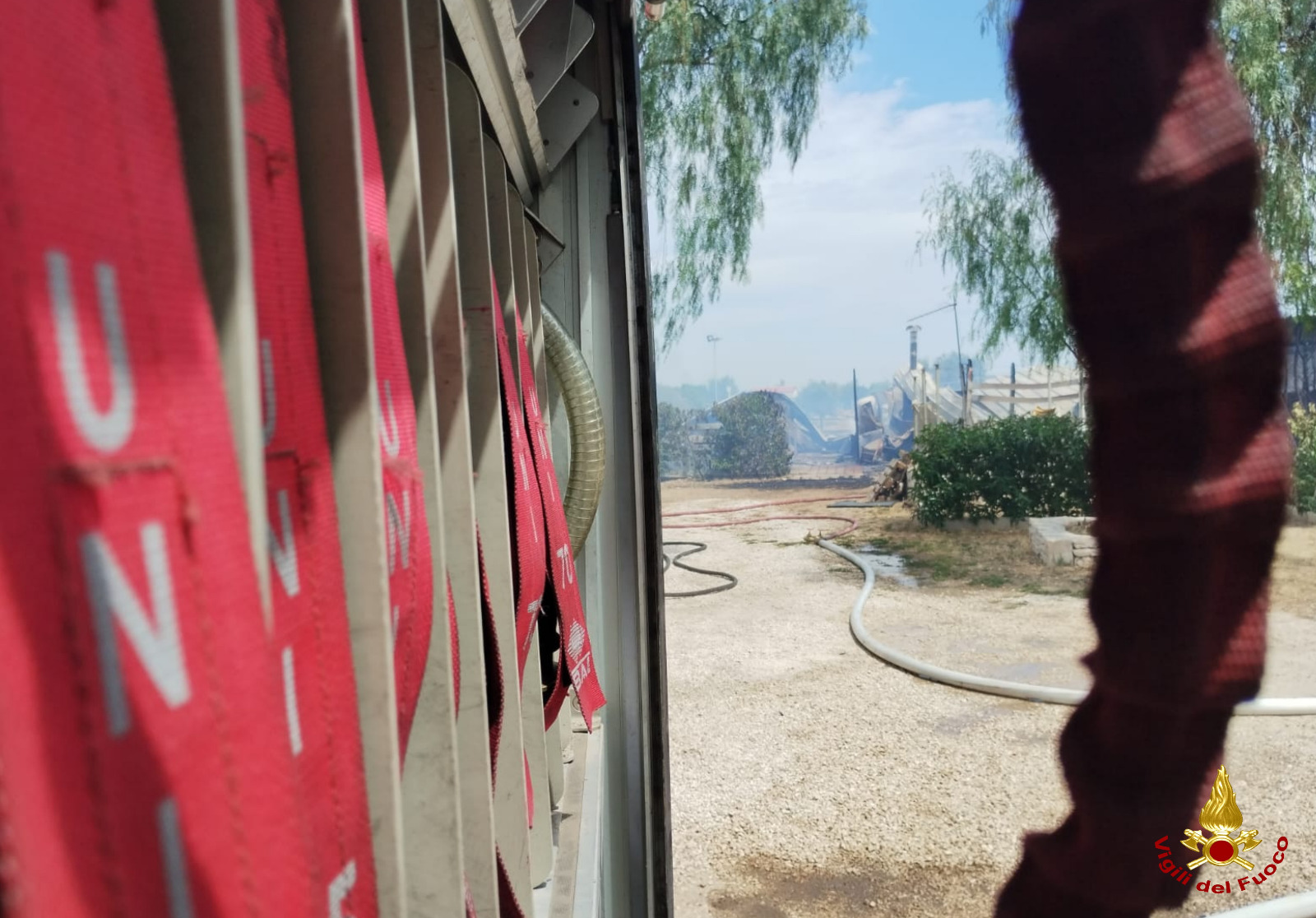 Galleria foto 'Fiamme alla periferia di Molfetta, un incendio distrugge un ristorante sul mare – FOTO' - foto 4
