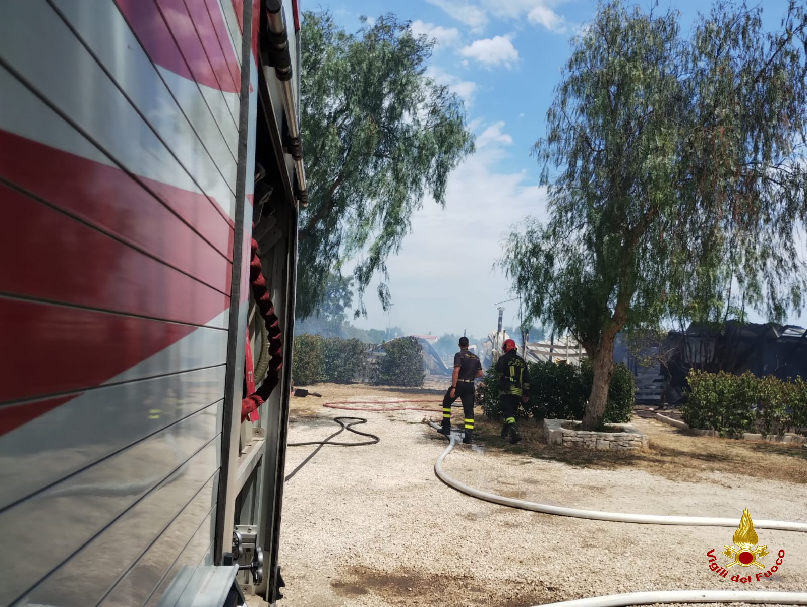 Galleria foto 'Fiamme alla periferia di Molfetta, un incendio distrugge un ristorante sul mare – FOTO' - foto 5